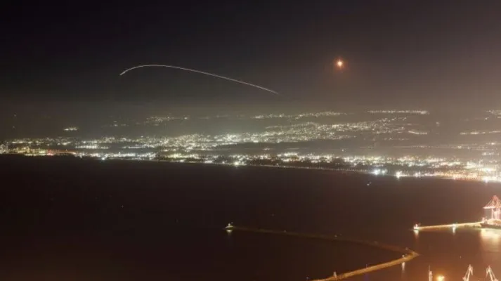 ইসরাইলে হিজবুল্লাহর মুহুর্মুহু রকেট হামলা